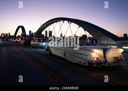 Klassischer Low Rider 1958 Chevrolet Impala am Eröffnungsabend des 6th Street Viaduct über dem Los Angeles River Stockfoto