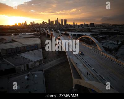 Sixth Street Bridge Viaduct in Downtown Los Angeles bei Sonnenuntergang kurz nach der Eröffnung der neuen Straße mit ihren charakteristischen Bögen Stockfoto