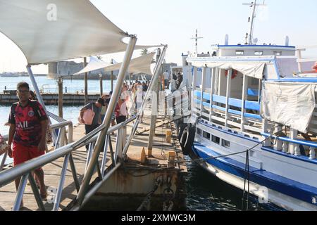 vera cruz, bahia, brasilien - 13. oktober 2023: Passagiere, die mit einem Boot von Mar Grande nach Salvador durch die Gewässer von Baia de Todos os Santo überqueren Stockfoto