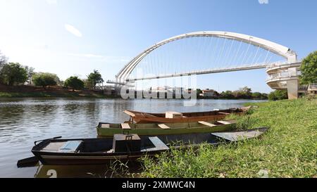 santa maria da vitoria, bahia, brasilien - 23. oktober 2023: Fußgängerweg mit Kabelbefestigung im westlichen Bahia. Stockfoto