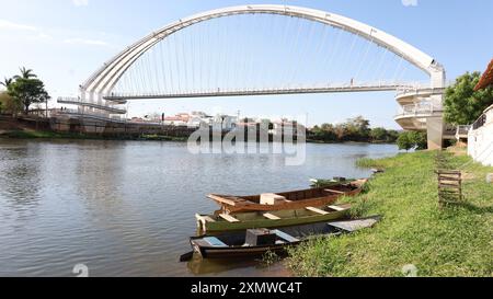 santa maria da vitoria, bahia, brasilien - 23. oktober 2023: Fußgängerweg mit Kabelbefestigung im westlichen Bahia. Stockfoto