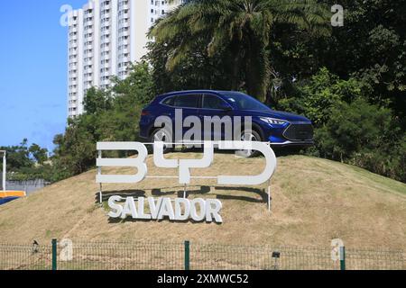salvador, bahia, brasilien - 11. oktober 2023: Ansicht eines Händlers des Elektro- und Hybridwagenherstellers BYD in der Stadt Salvador. Stockfoto