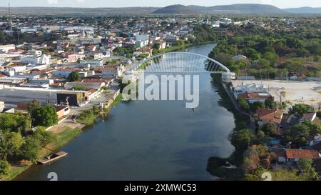 santa maria da vitoria, bahia, brasilien - 23. oktober 2023: Fußgängerweg mit Kabelbefestigung im westlichen Bahia. Stockfoto