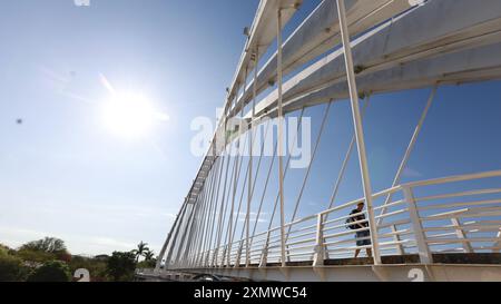santa maria da vitoria, bahia, brasilien - 23. oktober 2023: Fußgängerweg mit Kabelbefestigung im westlichen Bahia. Stockfoto