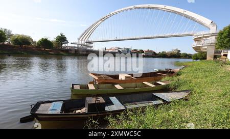 santa maria da vitoria, bahia, brasilien - 23. oktober 2023: Fußgängerweg mit Kabelbefestigung im westlichen Bahia. Stockfoto