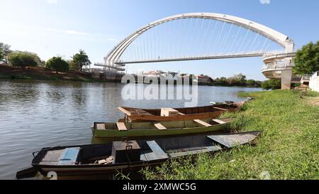 santa maria da vitoria, bahia, brasilien - 23. oktober 2023: Fußgängerweg mit Kabelbefestigung im westlichen Bahia. Stockfoto
