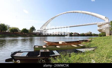 santa maria da vitoria, bahia, brasilien - 23. oktober 2023: Fußgängerweg mit Kabelbefestigung im westlichen Bahia. Stockfoto