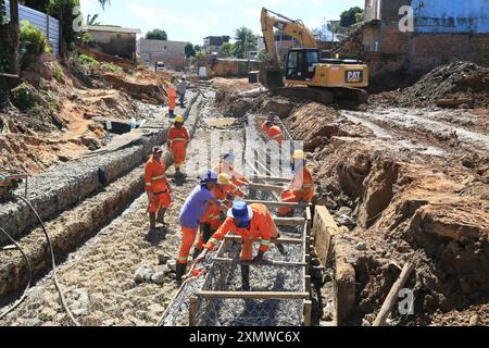 salvador, bahia, brasilien - 15. Mai 2024: Arbeiter beim Bau der Entwässerungsanlage eines Abwasserkanals in der Stadt Salvador. Stockfoto