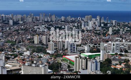 salvador, bahia, brasilien - 24. juli 2024: Aus der Vogelperspektive auf Wohnhäuser im Stadtzentrum von Salvador. Stockfoto