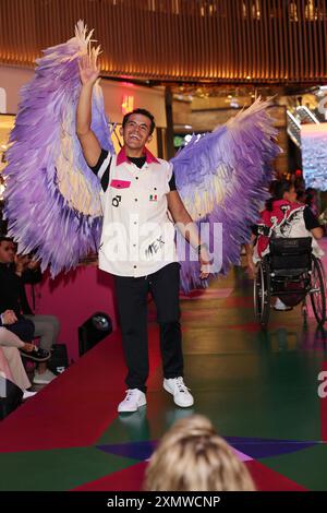 Mexiko-Stadt, Ciudad de Mexico, Mexiko. Juli 2024. Ein paralympischer Athlet spaziert auf dem „Paralympic Catwalk: Towards Paris Olympic Games 2024“, wo die Uniformen der paralympischen Athleten gezeigt werden, die Mexiko 2024 in Paris vertreten werden. Am 28. Juli 2024 in Mexiko-Stadt. (Kreditbild: © Yamak Perea/OKULARIS via ZUMA Press Wire) NUR REDAKTIONELLE VERWENDUNG! Nicht für kommerzielle ZWECKE! Stockfoto