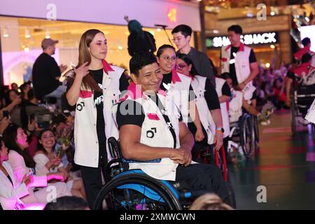 Mexiko-Stadt, Ciudad de Mexico, Mexiko. Juli 2024. Ein Paralympic-Athleten spazieren auf dem „Paralympic Catwalk: Towards Paris Olympic Games 2024“, wo die Uniformen der paralympischen Athleten gezeigt werden, die Mexiko 2024 in Paris vertreten werden. Am 28. Juli 2024 in Mexiko-Stadt. (Kreditbild: © Yamak Perea/OKULARIS via ZUMA Press Wire) NUR REDAKTIONELLE VERWENDUNG! Nicht für kommerzielle ZWECKE! Stockfoto