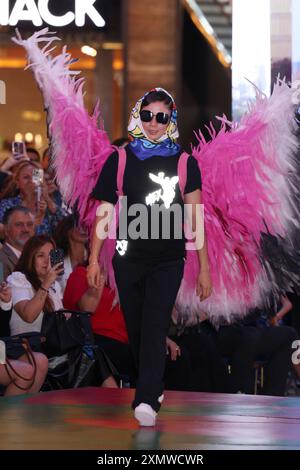 Mexiko-Stadt, Ciudad de Mexico, Mexiko. Juli 2024. Ein paralympischer Athlet spaziert auf dem „Paralympic Catwalk: Towards Paris Olympic Games 2024“, wo die Uniformen der paralympischen Athleten gezeigt werden, die Mexiko 2024 in Paris vertreten werden. Am 28. Juli 2024 in Mexiko-Stadt. (Kreditbild: © Yamak Perea/OKULARIS via ZUMA Press Wire) NUR REDAKTIONELLE VERWENDUNG! Nicht für kommerzielle ZWECKE! Stockfoto