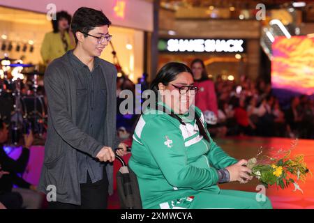 Mexiko-Stadt, Ciudad de Mexico, Mexiko. Juli 2024. Ein paralympischer Athlet spaziert auf dem „Paralympic Catwalk: Towards Paris Olympic Games 2024“, wo die Uniformen der paralympischen Athleten gezeigt werden, die Mexiko 2024 in Paris vertreten werden. Am 28. Juli 2024 in Mexiko-Stadt. (Kreditbild: © Yamak Perea/OKULARIS via ZUMA Press Wire) NUR REDAKTIONELLE VERWENDUNG! Nicht für kommerzielle ZWECKE! Stockfoto