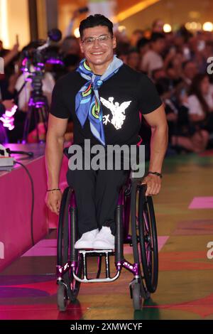 Mexiko-Stadt, Ciudad de Mexico, Mexiko. Juli 2024. Ein paralympischer Athlet spaziert auf dem „Paralympic Catwalk: Towards Paris Olympic Games 2024“, wo die Uniformen der paralympischen Athleten gezeigt werden, die Mexiko 2024 in Paris vertreten werden. Am 28. Juli 2024 in Mexiko-Stadt. (Kreditbild: © Yamak Perea/OKULARIS via ZUMA Press Wire) NUR REDAKTIONELLE VERWENDUNG! Nicht für kommerzielle ZWECKE! Stockfoto