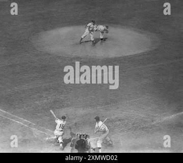 Eine Doppelbelichtung von Baseballschläger und Pitcher in der Kamera, ca. 1950. Stockfoto