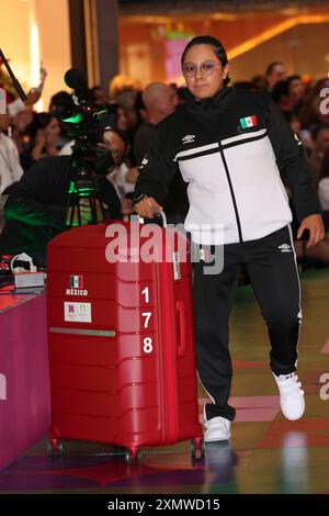 Mexiko-Stadt, Ciudad de Mexico, Mexiko. Juli 2024. Ein paralympischer Athlet spaziert auf dem „Paralympic Catwalk: Towards Paris Olympic Games 2024“, wo die Uniformen der paralympischen Athleten gezeigt werden, die Mexiko 2024 in Paris vertreten werden. Am 28. Juli 2024 in Mexiko-Stadt. (Kreditbild: © Yamak Perea/OKULARIS via ZUMA Press Wire) NUR REDAKTIONELLE VERWENDUNG! Nicht für kommerzielle ZWECKE! Stockfoto
