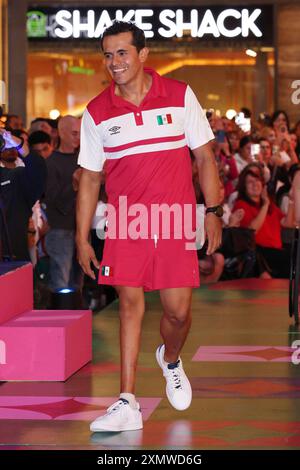 Mexiko-Stadt, Ciudad de Mexico, Mexiko. Juli 2024. Ein paralympischer Athlet spaziert auf dem „Paralympic Catwalk: Towards Paris Olympic Games 2024“, wo die Uniformen der paralympischen Athleten gezeigt werden, die Mexiko 2024 in Paris vertreten werden. Am 28. Juli 2024 in Mexiko-Stadt. (Kreditbild: © Yamak Perea/OKULARIS via ZUMA Press Wire) NUR REDAKTIONELLE VERWENDUNG! Nicht für kommerzielle ZWECKE! Stockfoto