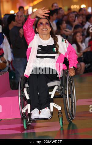 Mexiko-Stadt, Ciudad de Mexico, Mexiko. Juli 2024. Ein paralympischer Athlet spaziert auf dem „Paralympic Catwalk: Towards Paris Olympic Games 2024“, wo die Uniformen der paralympischen Athleten gezeigt werden, die Mexiko 2024 in Paris vertreten werden. Am 28. Juli 2024 in Mexiko-Stadt. (Kreditbild: © Yamak Perea/OKULARIS via ZUMA Press Wire) NUR REDAKTIONELLE VERWENDUNG! Nicht für kommerzielle ZWECKE! Stockfoto