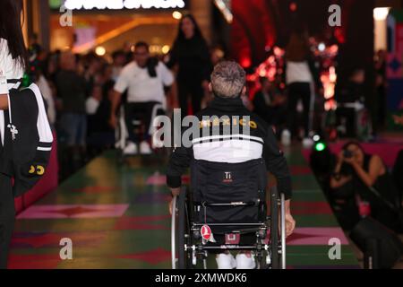 Mexiko-Stadt, Mexiko. Juli 2024. Ein paralympischer Athlet spaziert auf dem „Paralympic Catwalk: Towards Paris Olympic Games 2024“, wo die Uniformen der paralympischen Athleten gezeigt werden, die Mexiko 2024 in Paris vertreten werden. Am 28. Juli 2024 in Mexiko-Stadt. (Foto: Yamak Perea/Eyepix Group/SIPA USA) Credit: SIPA USA/Alamy Live News Stockfoto