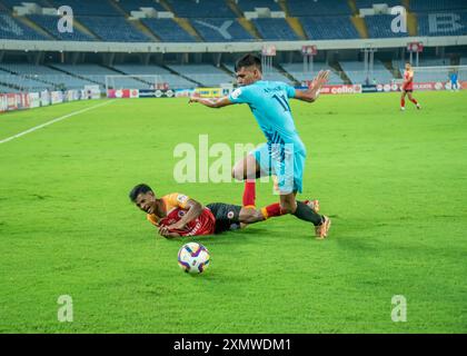 Kalkutta, Westbengalen, Indien. 30. Juli 2024. Der Emami Ostbengalen-Fußballverein erzielt einen bequemen Sieg über den indischen Air Force-Fußballverein im 133. IndianOil Durand Cup (Gruppe A-Begegnung) um 3-1 Punkte im VYBK-Stadion. David Lalhlansanga, Dimitrios Diamantakos und Saul Crespo erzielten für EastBengal einen Treffer, während Somananda Singh für das Airforce-Team sorgte. (Kreditbild: © Amlan Biswas/Pacific Press via ZUMA Press Wire) NUR REDAKTIONELLE VERWENDUNG! Nicht für kommerzielle ZWECKE! Quelle: ZUMA Press, Inc./Alamy Live News Stockfoto