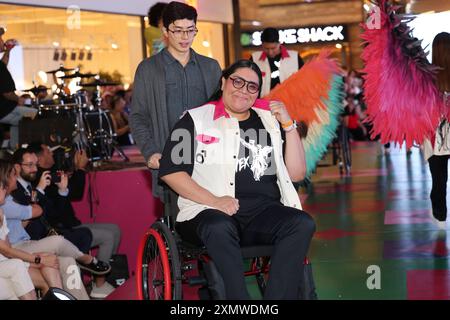Mexiko-Stadt, Mexiko. Juli 2024. Ein paralympischer Athlet spaziert auf dem „Paralympic Catwalk: Towards Paris Olympic Games 2024“, wo die Uniformen der paralympischen Athleten gezeigt werden, die Mexiko 2024 in Paris vertreten werden. Am 28. Juli 2024 in Mexiko-Stadt. (Foto: Yamak Perea/Eyepix Group/SIPA USA) Credit: SIPA USA/Alamy Live News Stockfoto