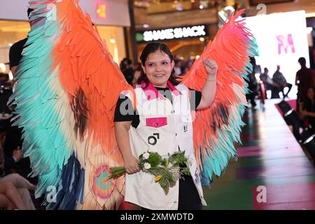 Mexiko-Stadt, Mexiko. Juli 2024. Ein paralympischer Athlet spaziert auf dem „Paralympic Catwalk: Towards Paris Olympic Games 2024“, wo die Uniformen der paralympischen Athleten gezeigt werden, die Mexiko 2024 in Paris vertreten werden. Am 28. Juli 2024 in Mexiko-Stadt. (Foto: Yamak Perea/Eyepix Group/SIPA USA) Credit: SIPA USA/Alamy Live News Stockfoto