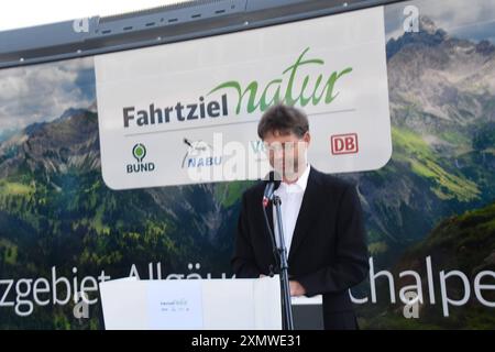 Matthias Kurzeck Bundesvorsitzender VCD vor DB Natur-Lok Naturschutzgebiet Allgaeuer Hochalpen München 29.07.2024 Hauptbahnhof Bayerns Umweltminister Thorsten Glauber enthuellt zusammen mit Ministerpraesident Dr. Markus Soeder und Heiko Büettner, Konzernbevollmaechtigter der DB für Bayern, die Natur-Lok Naturschutzgebiet Allgaeuer Hochalpen München *** Matthias Kurzeck Bundesvorsitzender VCD vor dem Naturpark DB Natur Lok Allgaeuer Hochalpen München 29 07 2024 Hauptbahnhof Bavarias Umweltminister Thorsten Glauber, zusammen mit Staatsprämier Dr. Markus Soeder und Heiko Buettn Stockfoto