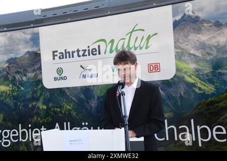 Matthias Kurzeck Bundesvorsitzender VCD München 29.07.2024 Hauptbahnhof Bayerns Umweltminister Thorsten Glauber enthuellt zusammen mit Ministerpraesident Dr. Markus Soeder und Heiko Büettner, Konzernbevollmaechtigter der DB für Bayern, die Natur-Lok Naturschutzgebiet Allgaeuer Hochalpen München *** Matthias Kurzeck Bundesvorsitzender VCD München 29 07 2024 Hauptbahnhof Bavarias Umweltminister Thorsten Glauber, gemeinsam mit Landespräsident Dr. Markus Soeder und Heiko Büttner, DB-Konzernvertreterin für Bayern, enthüllt das Naturschutzgebiet Lok Naturschutzgebiet Allgaeuer Hochalpen Munic Stockfoto