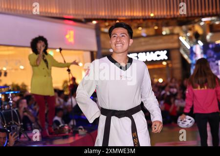 Mexiko-Stadt, Mexiko. Juli 2024. Ein paralympischer Athlet spaziert auf dem „Paralympic Catwalk: Towards Paris Olympic Games 2024“, wo die Uniformen der paralympischen Athleten gezeigt werden, die Mexiko 2024 in Paris vertreten werden. Am 28. Juli 2024 in Mexiko-Stadt. (Foto: Yamak Perea/Eyepix Group/SIPA USA) Credit: SIPA USA/Alamy Live News Stockfoto