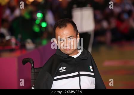 Mexiko-Stadt, Mexiko. Juli 2024. Ein paralympischer Athlet spaziert auf dem „Paralympic Catwalk: Towards Paris Olympic Games 2024“, wo die Uniformen der paralympischen Athleten gezeigt werden, die Mexiko 2024 in Paris vertreten werden. Am 28. Juli 2024 in Mexiko-Stadt. (Foto: Yamak Perea/Eyepix Group/SIPA USA) Credit: SIPA USA/Alamy Live News Stockfoto