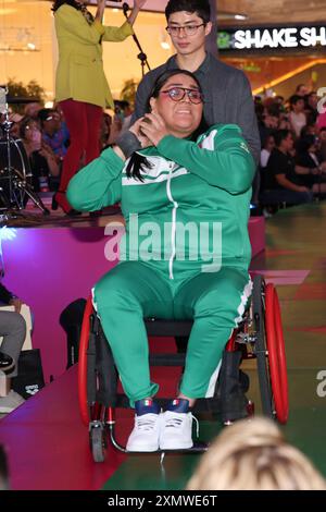 Mexiko-Stadt, Mexiko. Juli 2024. Ein paralympischer Athlet spaziert auf dem „Paralympic Catwalk: Towards Paris Olympic Games 2024“, wo die Uniformen der paralympischen Athleten gezeigt werden, die Mexiko 2024 in Paris vertreten werden. Am 28. Juli 2024 in Mexiko-Stadt. (Foto: Yamak Perea/Eyepix Group/SIPA USA) Credit: SIPA USA/Alamy Live News Stockfoto