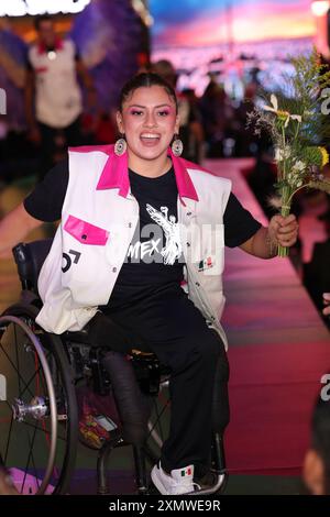 Mexiko-Stadt, Mexiko. Juli 2024. Ein paralympischer Athlet spaziert auf dem „Paralympic Catwalk: Towards Paris Olympic Games 2024“, wo die Uniformen der paralympischen Athleten gezeigt werden, die Mexiko 2024 in Paris vertreten werden. Am 28. Juli 2024 in Mexiko-Stadt. (Foto: Yamak Perea/Eyepix Group/SIPA USA) Credit: SIPA USA/Alamy Live News Stockfoto