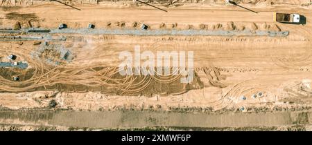 Bau einer neuen Straße im Wohngebiet vor Ort. Draufsicht auf die Baustelle. Panoramablick. Stockfoto