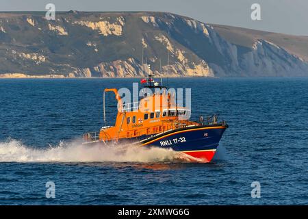 Weymouth, Dorset, Großbritannien. Juli 2024. Das Severn Class RNLI Lifeboat RNLB Ernest und Mabel bietet eine Abendvorstellung für die Öffentlichkeit vor der Küste in Nothe Gardens während des Wohltätigkeitstages während der Rettungsbootwoche in Weymouth in Dorset. Bildnachweis: Graham Hunt/Alamy Live News Stockfoto