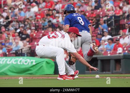 St. Louis, Usa. Juli 2024. Der St. Louis Cardinals Pitcher Andre Pallante versucht, im dritten Inning im Busch Stadium in St. Louis am 29. Juli 2024 einen langsamen Roller vor den Texas Rangers Josh Smith zu stellen. Smith war auf der ersten Basis sicher. Foto: Bill Greenblatt/UPI Credit: UPI/Alamy Live News Stockfoto