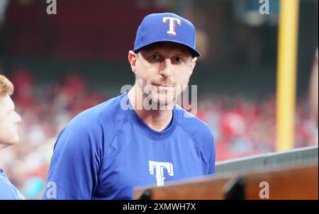 St. Louis, Usa. Juli 2024. Der Texas Rangers Pitcher Max Scherzer beobachtet, wie sein Team am 29. Juli 2024 im Busch Stadium in St. Louis gegen die St. Louis Cardinals antritt. Foto: Bill Greenblatt/UPI Credit: UPI/Alamy Live News Stockfoto