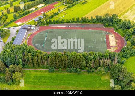 Luftbild, Fußballstadion Leichtathletikstadion auf dem Stöppel, Sportplatz Bad Berleburg, Jugenspieler auf dem Feld, Bad Berleburg, Wittgensteiner Land, Nordrhein-Westfalen, Deutschland ACHTUNGxMINDESTHONORARx60xEURO *** Stockfoto