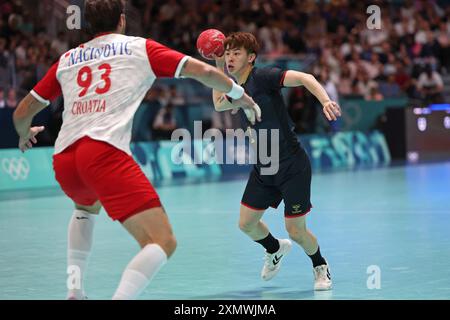 Paris, Frankreich. Juli 2024. Kosuke Yasuhira (JPN) Handball : Vorrunde der Männer Gruppenspiel A zwischen Kroatien und Japan während der Olympischen Spiele 2024 in Paris in der Pariser Süd-Paris-Arena. Quelle: Koji Aoki/AFLO SPORT/Alamy Live News Stockfoto