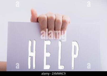 Hilfe Formulierung auf Papier in der Hand in Aussicht Stockfoto