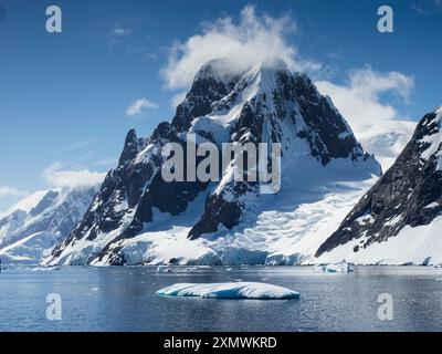 MT Scott (880 m), Graham Land, gegenüber der Penola Straße von Petermann Island, Wilhelm Archipel, Antarktis Stockfoto