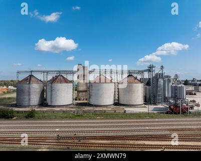 Agroverarbeitende Produktionsanlage zur Verarbeitung Trocknung Reinigung und Lagerung von landwirtschaftlichen Erzeugnissen, Getreideernte. Moderne Silos. Kornelevator fa Stockfoto