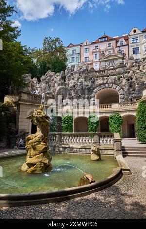 Neptun-Statue und Grotta-Brunnen in Grebovka Havlickovy sady Gärten im Stadtteil Vinohrady in Prag, Hauptstadt der Tschechischen Republik am 25. Juli 2024 Stockfoto