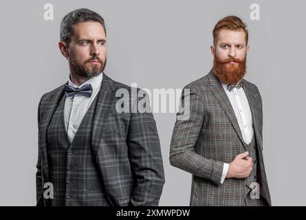 Zwei Männer im Smoking. studiofoto von Männern mit Fliege und Smoking. Elegante Männer Stockfoto