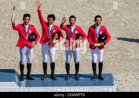 Versailles, Frankreich. Juli 2024. Pferdesport, Japan-Team, Bronzemedaillengewinner, Yoshiaki OIWA Riding MGH GRAFTON STREET, Toshiyuki TANAKA Riding JEFFERSON JRA und Kazuma TOMOTO Riding VINCI DE LA VIGNE JRA während der Vielseitigkeitsprüfung und Einzelfinalwettbewerb der Olympischen Spiele Paris 2024 am 29. Juli 2024 im Château de Versailles in Versailles, Frankreich - Foto Christophe Bricot/DPPI Media Credit: DPPI Media/Alamy Live News Stockfoto