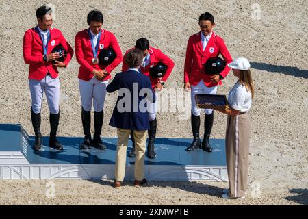 Versailles, Frankreich. Juli 2024. Pferdesport, Japan-Team, Bronzemedaillengewinner, Yoshiaki OIWA Riding MGH GRAFTON STREET, Toshiyuki TANAKA Riding JEFFERSON JRA und Kazuma TOMOTO Riding VINCI DE LA VIGNE JRA während der Vielseitigkeitsprüfung und Einzelfinalwettbewerb der Olympischen Spiele Paris 2024 am 29. Juli 2024 im Château de Versailles in Versailles, Frankreich - Foto Christophe Bricot/DPPI Media Credit: DPPI Media/Alamy Live News Stockfoto