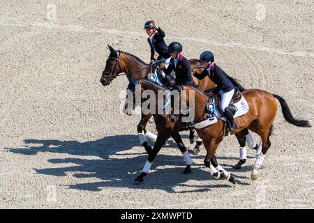 Versailles, Frankreich. Juli 2024. Pferdesport, britische Mannschaft, olympiasieger, Rosalind CANTER Riding LORDSHIPS GRAFFALO, Tom MCEWEN Riding JL DUBLIN und Laura COLLETT Riding LONDON 52 während der Vielseitigkeitsspringmannschaft und Einzelfinalwettbewerb der Olympischen Spiele Paris 2024 am 29. Juli 2024 im Château de Versailles in Versailles, Frankreich - Foto Christophe Bricot/DPPI Media Credit: DPPI Media/Alamy Live News Stockfoto