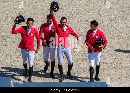 Versailles, Frankreich. Juli 2024. Pferdesport, Japan-Team, Bronzemedaillengewinner, Yoshiaki OIWA Riding MGH GRAFTON STREET, Toshiyuki TANAKA Riding JEFFERSON JRA und Kazuma TOMOTO Riding VINCI DE LA VIGNE JRA während der Vielseitigkeitsprüfung und Einzelfinalwettbewerb der Olympischen Spiele Paris 2024 am 29. Juli 2024 im Château de Versailles in Versailles, Frankreich - Foto Christophe Bricot/DPPI Media Credit: DPPI Media/Alamy Live News Stockfoto