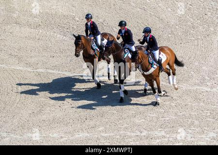 Versailles, Frankreich. Juli 2024. Pferdesport, britische Mannschaft, olympiasieger, Rosalind CANTER Riding LORDSHIPS GRAFFALO, Tom MCEWEN Riding JL DUBLIN und Laura COLLETT Riding LONDON 52 während der Vielseitigkeitsspringmannschaft und Einzelfinalwettbewerb der Olympischen Spiele Paris 2024 am 29. Juli 2024 im Château de Versailles in Versailles, Frankreich - Foto Christophe Bricot/DPPI Media Credit: DPPI Media/Alamy Live News Stockfoto