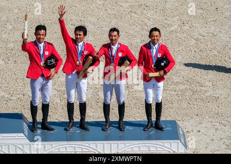 Versailles, Frankreich. Juli 2024. Pferdesport, Japan-Team, Bronzemedaillengewinner, Yoshiaki OIWA Riding MGH GRAFTON STREET, Toshiyuki TANAKA Riding JEFFERSON JRA und Kazuma TOMOTO Riding VINCI DE LA VIGNE JRA während der Vielseitigkeitsprüfung und Einzelfinalwettbewerb der Olympischen Spiele Paris 2024 am 29. Juli 2024 im Château de Versailles in Versailles, Frankreich - Foto Christophe Bricot/DPPI Media Credit: DPPI Media/Alamy Live News Stockfoto