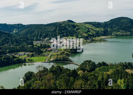 Azoren - vulkanischer Blus-See Sete Cidades, grüne Landschaft in Portugal, San Miguel. Hochwertige Fotos Stockfoto